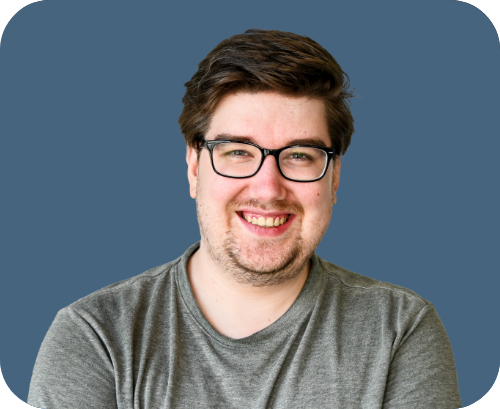 Portretfoto van Dominick, lid van de activiteitencommissie.