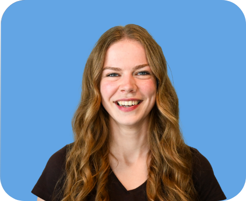 Portretfoto van Lisa, lid van de activiteitencommissie.