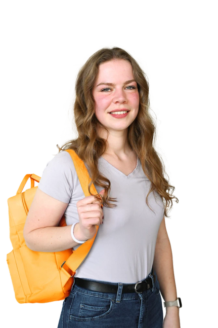 Jonge vrouw met gele rugzak glimlacht vrolijk naar de camera.