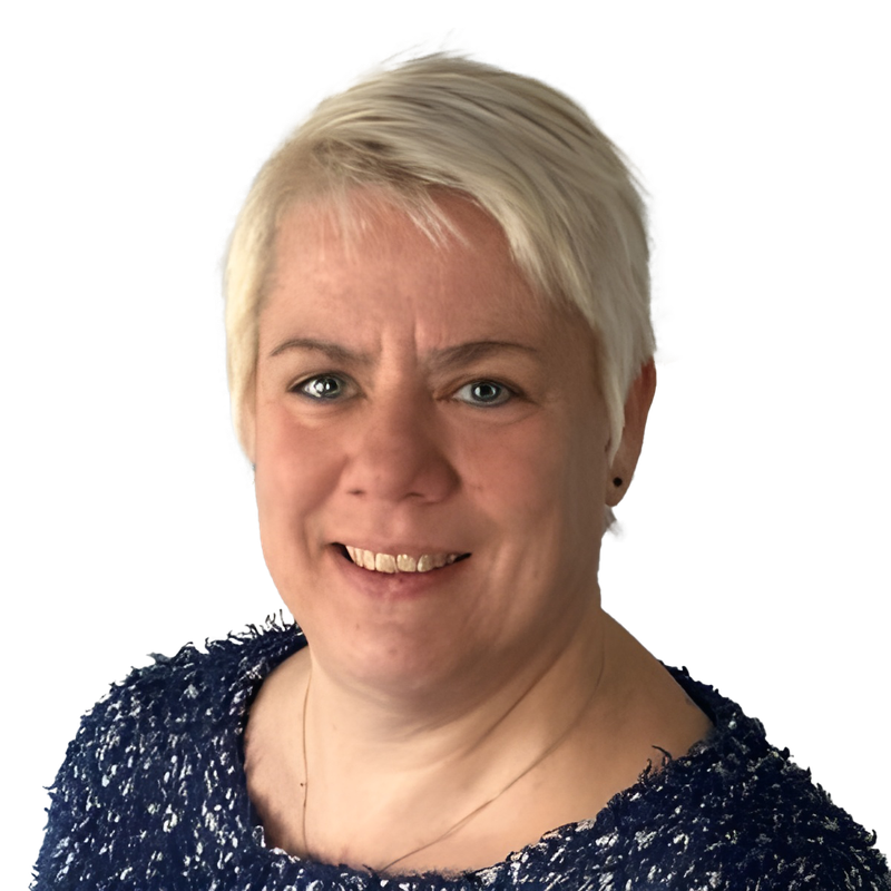 Glimlachende vrouw met kort blond haar poseert voor de camera.